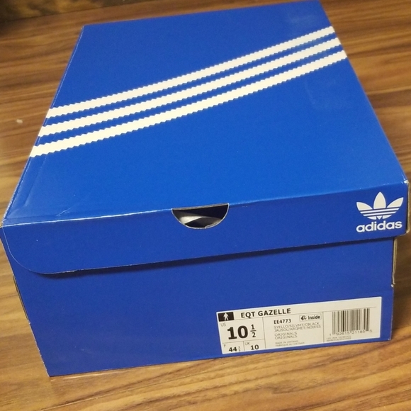 Sneakers - Picture 2 of 4